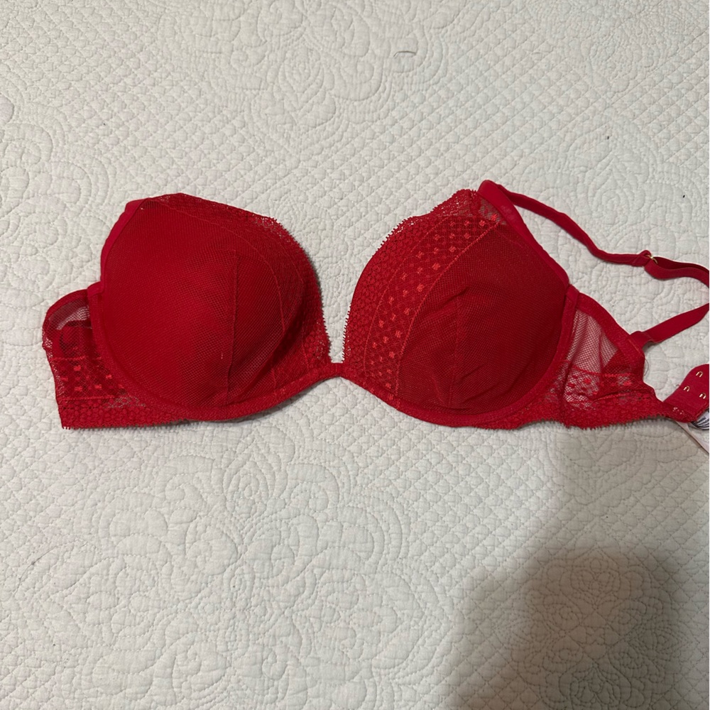 Victoria’s Secret red bra, 32DDD